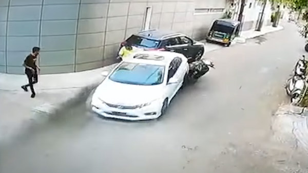 ஸ்கூட்டருக்கு இந்த கதி ஆகும்னு நினைச்சே பார்க்கல!! பொங்கி எழுந்த ஹோண்டா சிட்டி கார் ஓட்டுனர்