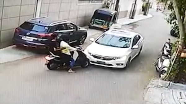 ஸ்கூட்டருக்கு இந்த கதி ஆகும்னு நினைச்சே பார்க்கல!! பொங்கி எழுந்த ஹோண்டா சிட்டி கார் ஓட்டுனர்