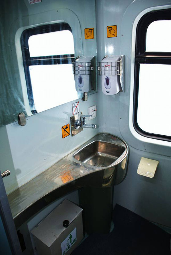 ஒரு வருட ஓய்வு... மீண்டும் பயன்பாட்டிற்கு வந்தது காதிமான் எக்ஸ்பிரஸ் ரயில்... இது ட்ரெயின் இவ்ளோ ஸ்பெஷலானதா!!