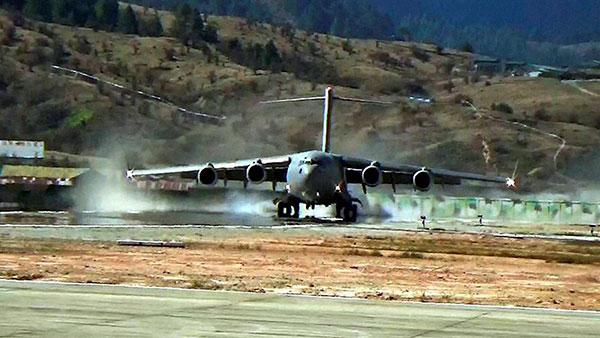 விமானப் படை விமானங்களில் பறக்கும் ஆக்சிஜன் டேங்கர் லாரிகள்!