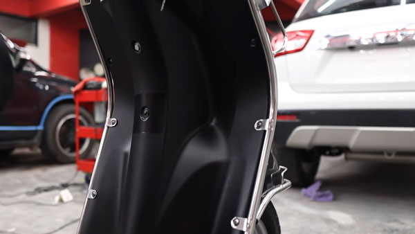 நம்பவே முடியல!! 12 ஆண்டுகள் பழைய ஆக்டிவா ஸ்கூட்டரா இது?.. புதுசு போல பளபளன்னு இருக்கு!!