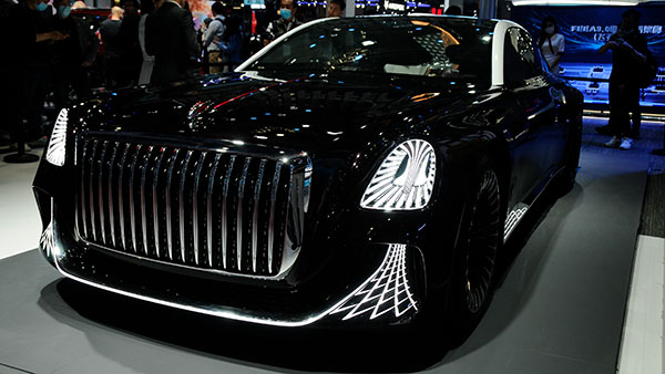 3 இருக்கைகள் உடைய ஸ்டியரிங் வீல் இல்லா கார்... இந்த காரின் உட்பகுதியை பார்த்து ரசிக்க இரு கண்கள் போதாது!!