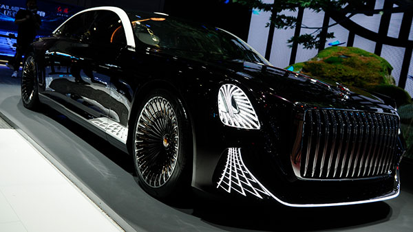 3 இருக்கைகள் உடைய ஸ்டியரிங் வீல் இல்லா கார்... இந்த காரின் உட்பகுதியை பார்த்து ரசிக்க இரு கண்கள் போதாது!!