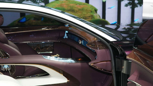 3 இருக்கைகள் உடைய ஸ்டியரிங் வீல் இல்லா கார்... இந்த காரின் உட்பகுதியை பார்த்து ரசிக்க இரு கண்கள் போதாது!!