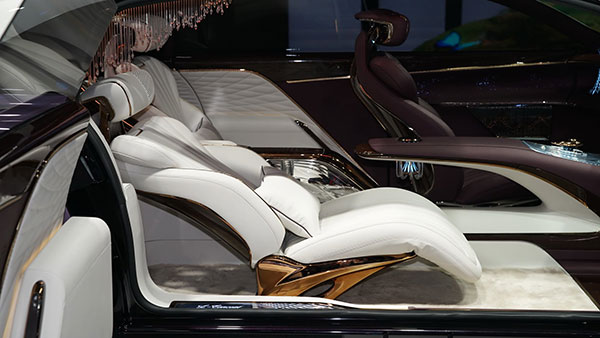 3 இருக்கைகள் உடைய ஸ்டியரிங் வீல் இல்லா கார்... இந்த காரின் உட்பகுதியை பார்த்து ரசிக்க இரு கண்கள் போதாது!!