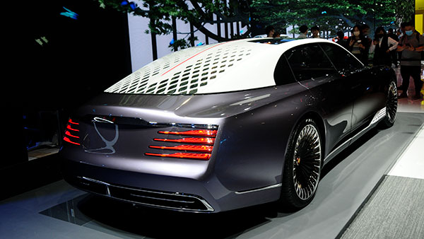 3 இருக்கைகள் உடைய ஸ்டியரிங் வீல் இல்லா கார்... இந்த காரின் உட்பகுதியை பார்த்து ரசிக்க இரு கண்கள் போதாது!!