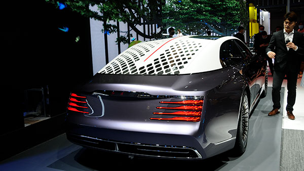 3 இருக்கைகள் உடைய ஸ்டியரிங் வீல் இல்லா கார்... இந்த காரின் உட்பகுதியை பார்த்து ரசிக்க இரு கண்கள் போதாது!!