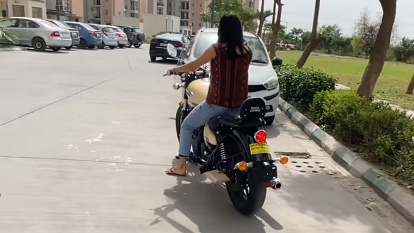 மனைவிக்கு கணவர் தந்த ஆச்சிரிய பரிசு!! சர்ப்ரைஸ் என்றால் இப்படி பண்ணனும்...