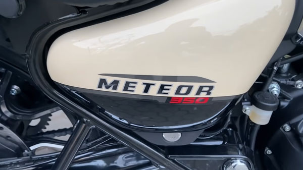 மனைவிக்கு கணவர் தந்த ஆச்சிரிய பரிசு!! சர்ப்ரைஸ் என்றால் இப்படி பண்ணனும்...