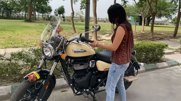 மனைவிக்கு கணவர் தந்த ஆச்சிரிய பரிசு!! சர்ப்ரைஸ் என்றால் இப்படி பண்ணனும்...