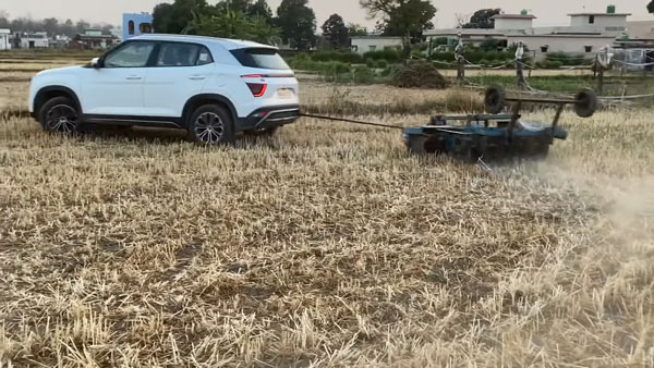 புத்தம் புதிய ஹூண்டாய் காரை டிராக்டராக மாற்றிய இளைஞர்... விலையயுர்ந்த காரில் ஏன் இந்த விபரீத முயற்சினு தெரிஞ்சா ஷாக்காயிருவீங்க!!