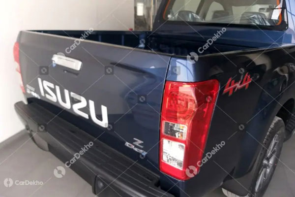 டீலர்ஷிப் ஷோரூமில் பிஎஸ்6 இசுஸு டி-மேக்ஸ் வி-க்ராஸ்!! விரைவில் விற்பனைக்கு அறிமுகமாகிறது