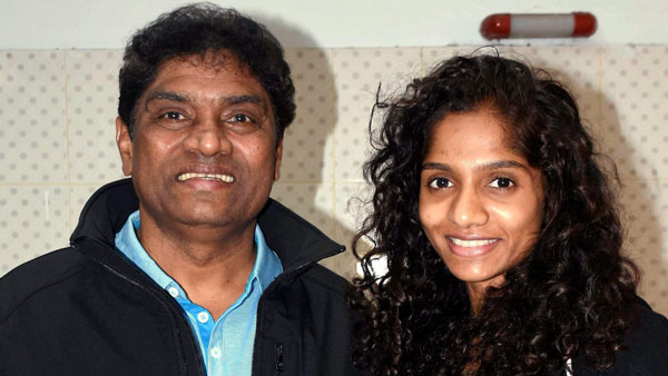 ஹீரோக்கள் கிட்டகூட இந்த மாதிரி கார் இருக்குமா தெரியல! மிக அதிக விலைகொண்ட லக்சூரி கார்களை வைத்திருக்கும் காமெடி நடிகர்கள்!! 