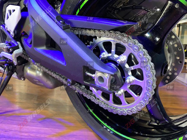 மலிவான 1000சிசி கவாஸாகி பைக்... இசட்எக்ஸ்-10ஆர்!! இந்திய ஷோரூம்களுக்கு வந்தது!