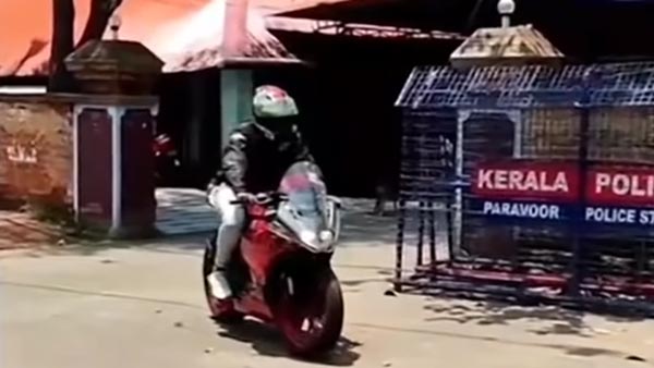 ஒழுங்கா போயிருந்தா ஃபைனோட போயிருக்கும்... இப்போ தேவை இல்லாம பைக் போச்சு... விழுந்து விழுந்து சிரிக்கும் கேரளவாசிகள்!! ஒழுங்கா போயிருந்தா ஃபைனோட போயிருக்கும்... இப்போ தேவை இல்லாம பைக் போச்சு... விழுந்து விழுந்து சிரிக்கும் கேரளவாசிகள்!!