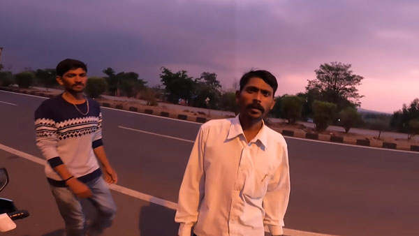 நாய் குட்டியை காப்பாற்ற போய் குடிகாரர்களிடத்தில் சிக்கிய இளம்பெண்... உதவிக்கு யாருமே வரல... கடைசியில் என்ன நடந்தது?