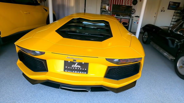 கோடி ரூபாய் மதிப்பு கொண்ட கார்களில் ஏன் இப்படி...? ஒரு வீடியோவிற்காக இவ்வளவு பெரிய ரிஸ்க்கா!!