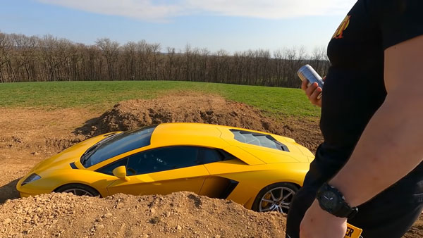 கோடி ரூபாய் மதிப்பு கொண்ட கார்களில் ஏன் இப்படி...? ஒரு வீடியோவிற்காக இவ்வளவு பெரிய ரிஸ்க்கா!!