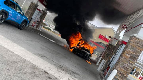 சிறிய தவறு தான், மொத்த காரும் க்ளோஸ்!! தீயில் கருகி சாம்பலான ரூ.2.66 கோடி மதிப்புள்ள மெக்லாரன் கார்!