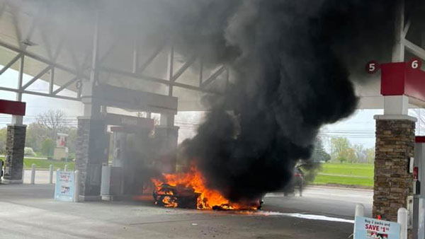 சிறிய தவறு தான், மொத்த காரும் க்ளோஸ்!! தீயில் கருகி சாம்பலான ரூ.2.66 கோடி மதிப்புள்ள மெக்லாரன் கார்!