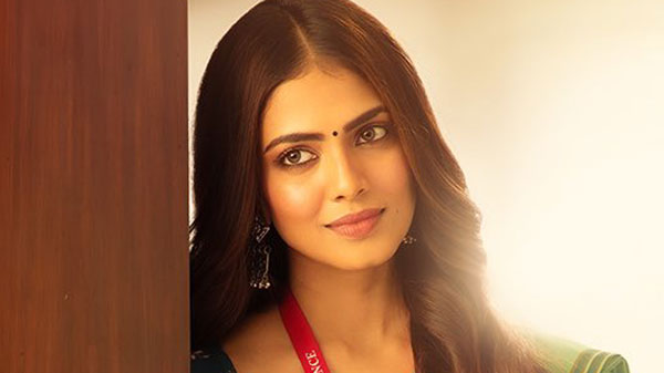 தல அஜீத்துக்கே சவால் விடுவாங்க போல... ராயல் என்பீல்டு பைக்கில் கெத்து காட்டிய பிரபல நடிகை... யார்னு தெரியுதா?