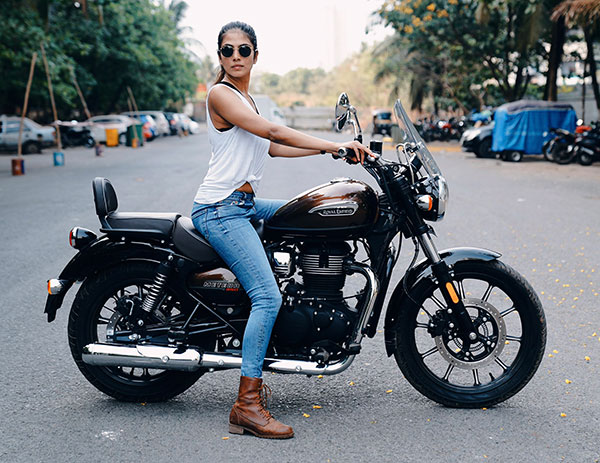 தல அஜீத்துக்கே சவால் விடுவாங்க போல... ராயல் என்பீல்டு பைக்கில் கெத்து காட்டிய பிரபல நடிகை... யார்னு தெரியுதா?