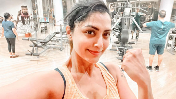 15 வருடங்களுக்கு பிறகு பைக் ஓட்டி பார்த்த பிரபல நடிகை!! ஹார்லி-டேவிட்சன் உடன் துபாயில்...