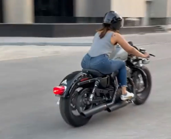 15 வருடங்களுக்கு பிறகு பைக் ஓட்டி பார்த்த பிரபல நடிகை!! ஹார்லி-டேவிட்சன் உடன் துபாயில்...
