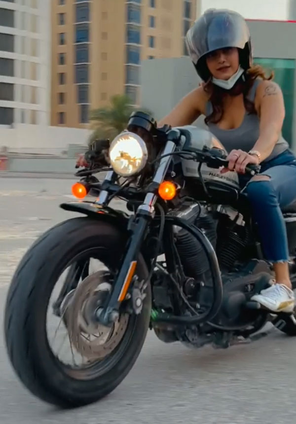 15 வருடங்களுக்கு பிறகு பைக் ஓட்டி பார்த்த பிரபல நடிகை!! ஹார்லி-டேவிட்சன் உடன் துபாயில்...