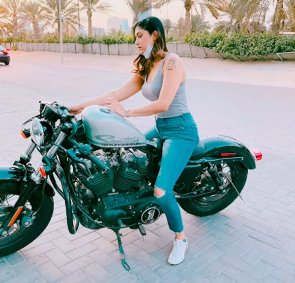 15 வருடங்களுக்கு பிறகு பைக் ஓட்டி பார்த்த பிரபல நடிகை!! ஹார்லி-டேவிட்சன் உடன் துபாயில்...