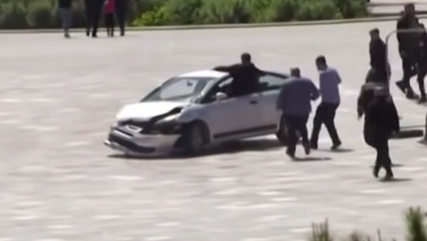 கண்மூடித் தனமாக காரை ஓட்டிய மர்ம நபர்... கண்ணிமைக்கும் நேரத்தில் ஜன்னல் வாயிலாக நுழைந்து காரை நிறுத்திய இளைஞர்... குவியும் பாராட்டுக்கள்!!