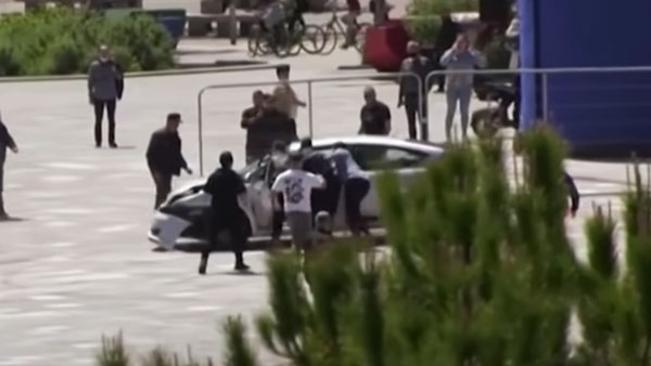 கண்மூடித் தனமாக காரை ஓட்டிய மர்ம நபர்... கண்ணிமைக்கும் நேரத்தில் ஜன்னல் வாயிலாக நுழைந்து காரை நிறுத்திய இளைஞர்... குவியும் பாராட்டுக்கள்!!