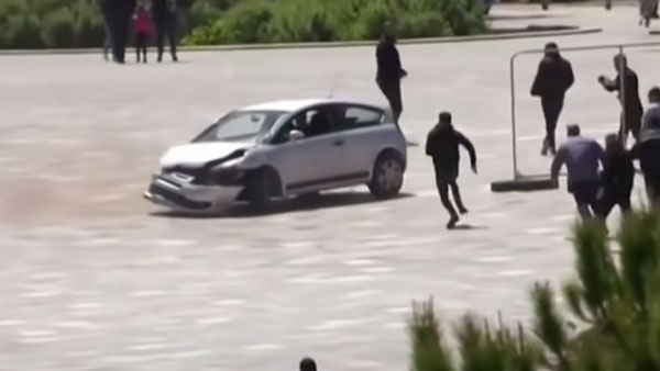 கண்மூடித் தனமாக காரை ஓட்டிய மர்ம நபர்... கண்ணிமைக்கும் நேரத்தில் ஜன்னல் வாயிலாக நுழைந்து காரை நிறுத்திய இளைஞர்... குவியும் பாராட்டுக்கள்!!