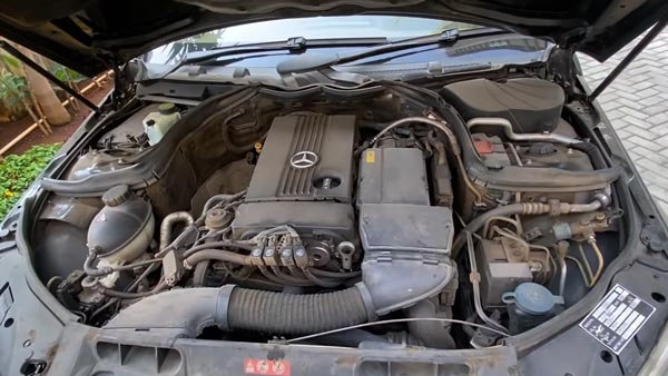 தனது பென்ஸ் காரின் மைலேஜை அதிகரிக்க இளைஞரின் வித்தியாசமான யோசனை!! என்ன செஞ்சிருக்காருனு பாருங்க...