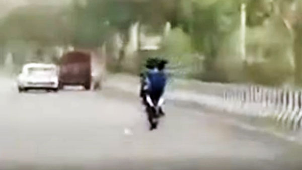 இளைஞரையும், விலையுயர்ந்த பைக்கையும் கொத்தாக தூக்கிய போலீஸ்... சொந்த செலவில் சூனியம் வச்சுக்கிட்டாரு... வீடியோ!