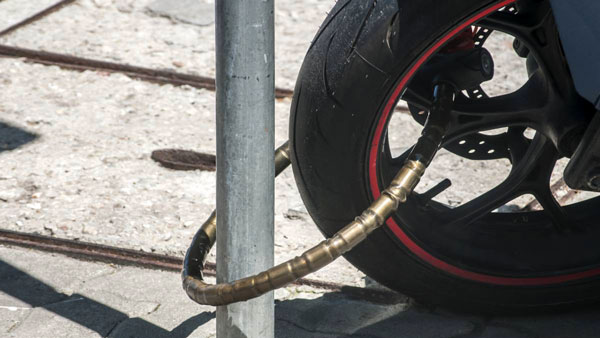 பைக் திருட்டை தவிர்ப்பது எப்படி... இந்த 6 சுலபமான வழிகளை கடைபிடிச்சு திருடர்களை அப்புறப்படுத்துங்க!! பைக் திருட்டை தவிர்ப்பது எப்படி... இந்த 6 சுலபமான வழிகளை கடைபிடிச்சு திருடர்களை அப்புறப்படுத்துங்க!!