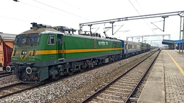 கோவிட்-19 சிகிச்சை அறையாக மாறிய ரயில் பெட்டிகள்... எத்தனை ஆயிரம் படுக்கைகள் தயாராக இருக்கு தெரியுமா?..