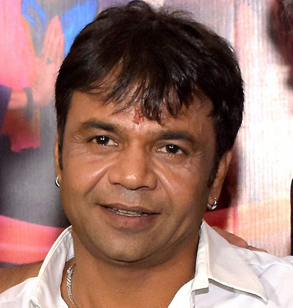 ஹீரோக்கள் கிட்டகூட இந்த மாதிரி கார் இருக்குமா தெரியல! மிக அதிக விலைகொண்ட லக்சூரி கார்களை வைத்திருக்கும் காமெடி நடிகர்கள்!! 