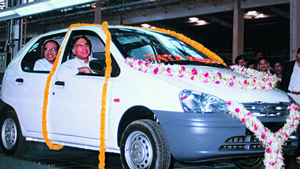 இண்டிகா, சஃபாரி கார்களுடன் ரத்தன் டாடா...!! 1998 ஆட்டோ எக்ஸ்போவில் எடுக்க அரிய வீடியோ...!