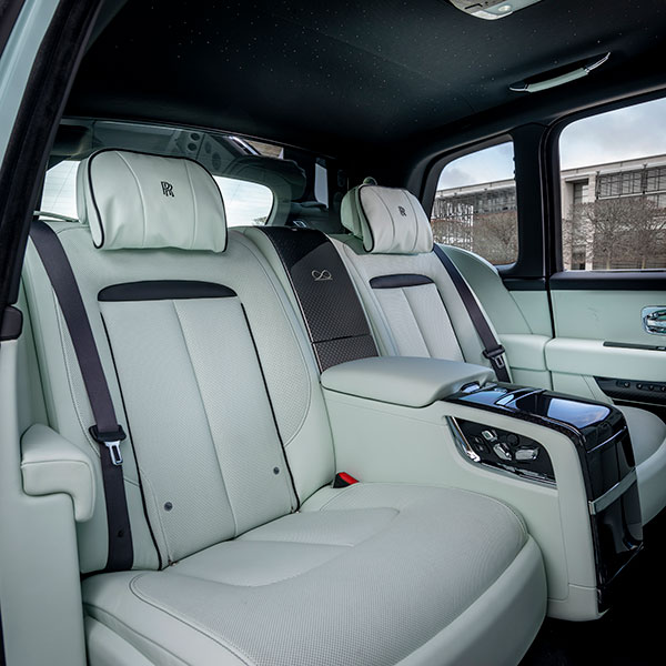 கண்ணை கவரும் நிறங்களில், ஷாங்காய் கண்காட்சியில் ரோல்ஸ் ராய்ஸ் கார்கள்!!