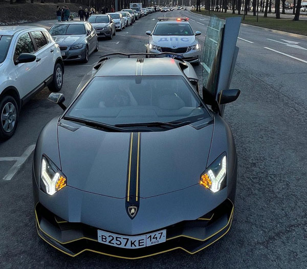 பிரபல நடிகையின் விலை உயர்ந்த லம்போர்கினி காரை தூக்கிய போலீஸ்... காரணம் தெரிஞ்சா இனி இந்த தவறை செய்ய மாட்டீங்க