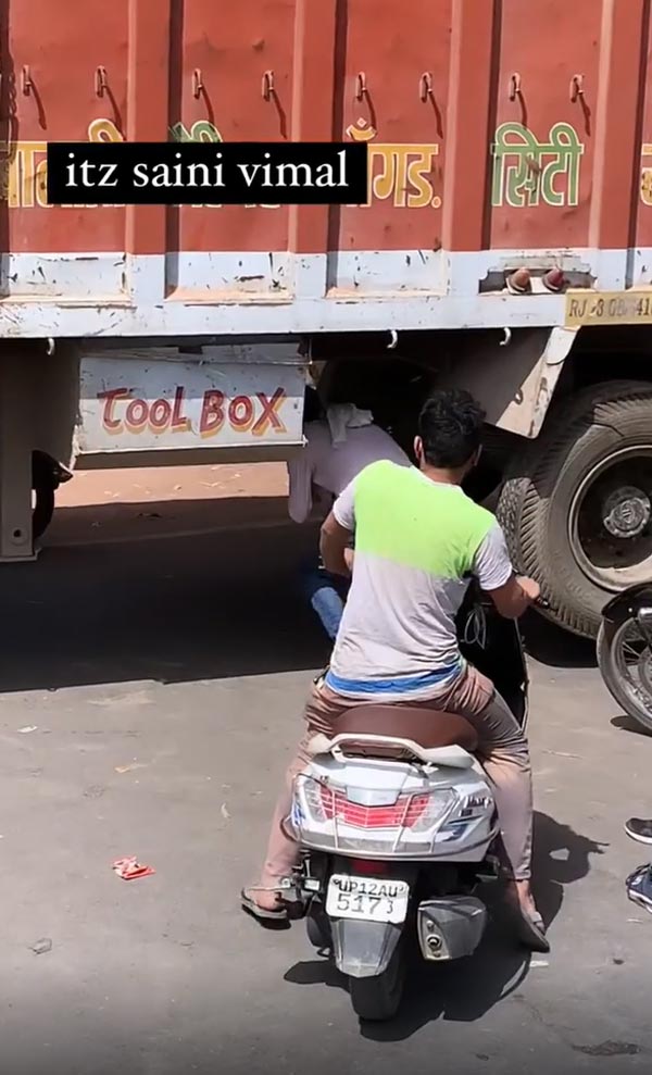 இதெல்லாம் ரொம்ப புதுசு... டிராஃபிக்கை தவிர்க்க லாரிக்கு அடியில் புகுந்து இளைஞர்... வைரல் வீடியோ!!