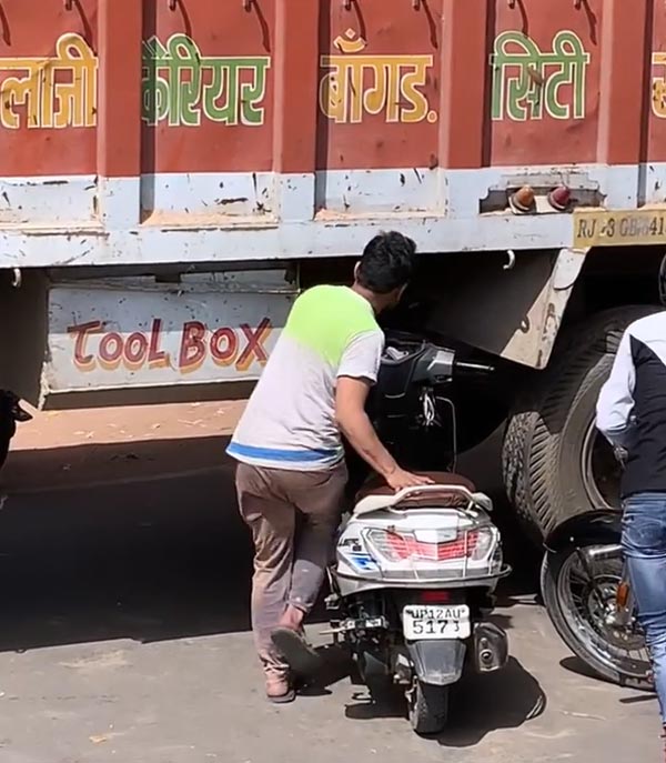 இதெல்லாம் ரொம்ப புதுசு... டிராஃபிக்கை தவிர்க்க லாரிக்கு அடியில் புகுந்து இளைஞர்... வைரல் வீடியோ!!