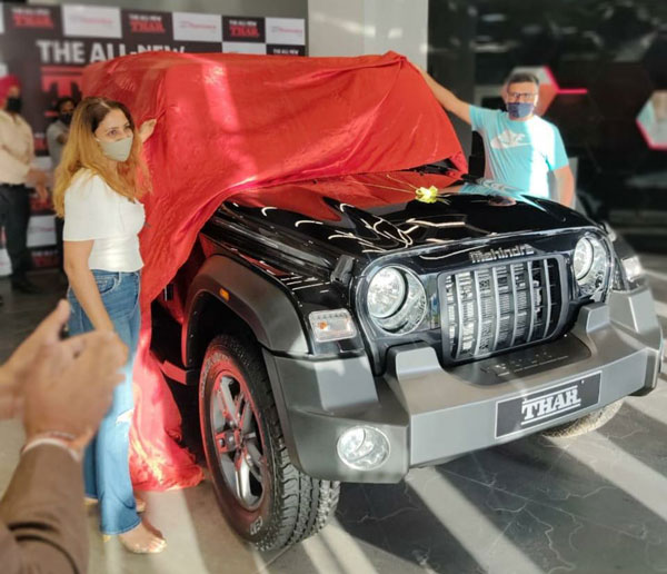 மஹிந்திரா தாரை டெலிவிரி எடுத்த இளம் இந்திய கிரிக்கெட் வீரர்!! ஆனந்த் மஹிந்திராவின் அன்பளிப்பு!