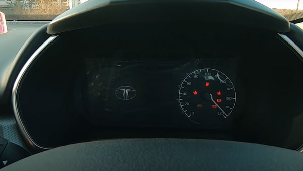 டாடா ஹாரியர் காரை வாங்கி குவிக்கும் ஒற்றை குடும்பம்... ஏற்கனவே 3 இருந்த நிலையில் 4ஆவதாக ஒன்று சேர்க்கப்பட்டது!!