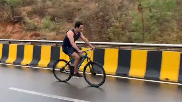 25கிமீ சைக்கிள் மிதித்து படப்பிடிப்பு தளத்திற்கு வந்த நடிகர்!! தளபதி விஜய் எஃபெக்ட் போல...