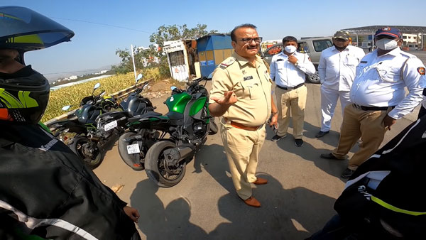 ஒரே நேரத்தில் 20 சூப்பர் பைக் உரிமைதாரர்களுக்கு செல்லாண்... லிஸ்ட்லையே இல்லாத காரணத்தை கூறிய போலீஸ்!!