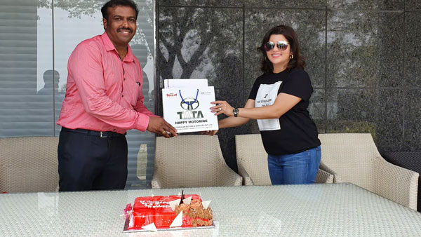 டாடா கார் பக்கம் குவியும் பிரபலங்கள்... புதுசா சஃபாரி காரை வாங்கி இருக்கும் இவர் யாருனு தெரியுதா?... நல்ல பாருங்க!! டாடா கார் பக்கம் குவியும் பிரபலங்கள்... புதுசா சஃபாரி காரை வாங்கி இருக்கும் இவர் யாருனு தெரியுதா?... நல்ல பாருங்க!!