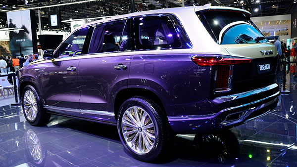 இது புதுமுக ரோல்ஸ் ராய்ஸ் கார் அல்ல! சீனர்கள் காப்பியடித்து உருவாக்கிய சொகுசு கார்... இந்த காருல இவ்ளே வசதிகளா!! இது புதுமுக ரோல்ஸ் ராய்ஸ் கார் அல்ல! சீனர்கள் காப்பியடித்து உருவாக்கிய சொகுசு கார்... இந்த காருல இவ்ளே வசதிகளா!!