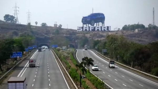 அடேங்கப்பா!! சஃபாரி காருக்கு பிரமாண்ட விளம்பர பலகையை அமைத்த டாடா... இந்தியாவிலேயே ரொம்ப பெருசாம்!